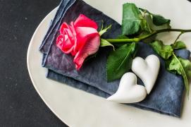 Îndrăgostiţii scot sume generoase din buzunare de Valentine's Day. Nota de plată ajunge şi la 600 de lei de persoană