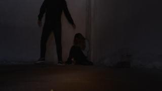 O adolescentă de 15 ani din Iaşi, abuzată sexual de profesorul de desen. Bărbatul a îmbătat-o şi i-a dat droguri, după care a profitat de ea