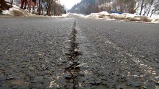 Drumul groazei din Maramureş s-a stricat la 3 luni de la inaugurarea cu preoţi şi politicieni. A fost făcut de "o echipă serioasă"