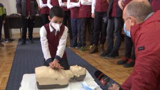 Elevii din Făgăraș, opționale în care învață să salveze vieți: "Mulți dintre copii au pierdut membri ai familiei, sunt mai angajați în a face și ei ceva"