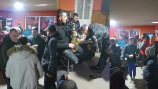 Chef de pomină cu angajaţi ai primăriei, într-o comună din Olt cu incidenţă de peste 20 la mie. Imaginile i-au dat de gol