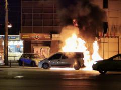 O maşină a ars ca o torţă în mijlocul unui bulevard din Sectorul 2 al Capitalei