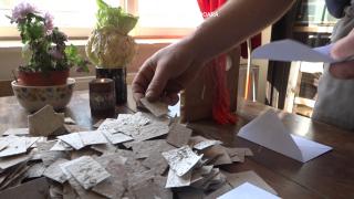 Mărţişoarele unicat ale unui meşter din Apuseni. Simbolul primăverii realizat manual din hârtie, flori şi seminţe