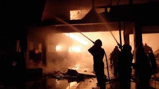 Incendiu devastator la o fabrică din Târgu Lăpuș. Nu este prima dată când clădirea este afectată de flăcări