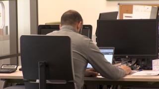 Firmele dau afară oameni ca să plătească facturile la energie. Câţi români îşi vor pierde locul de muncă