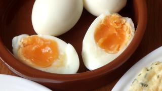 Studiu: Consumul de ouă nu e periculos. Beneficiile alimentului-minune care reduce inflamația și protejează inima