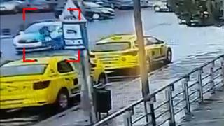 Un adolescent de 16 ani din Bacău a văzut moartea cu ochii după ce a alergat pe trecerea de pietoni. Maşina de poliţie l-a lovit în plin