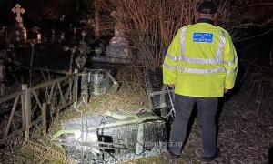Cimitirul, loc de contrabandă cu ţigări. Poliţiştii au descoperit mii de pachete ascunse printre morminte
