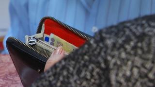 O poştăriţă din Alba a furat 35.000 de lei din banii de pensii şi alocaţii. În 2020, femeia a candidat pentru un post de senator