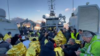 Mărturia unui român aflat pe feribotul cu sute de oameni care a luat foc: "La 2 ore după ce a plecat din port a luat foc"