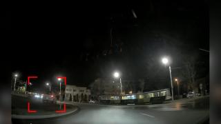 Un ieşean a ajuns cu maşina direct pe sensul giratoriu. Scena a fost surprinsă de un alt şofer