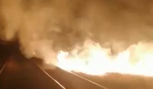 Trenuri întârziate din cauza unui incendiu uriaş de vegetaţie, în Prahova. Vâlvătaia a ajuns până aproape de calea ferată