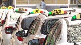 O ţigară de 500 de lei. Un taximetrist din Galaţi a primit o amendă usturătoare pentru că a fumat în maşină