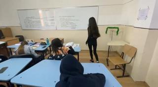 Elevă lovită și umilită de două colege în clasă, la o școală din Brăila. Totul a pornit cu o palmă dată peste ceafă
