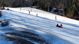 Ultimul weekend cu temperaturi de primăvară s-a lăsat cu distracţie pe pârtiile din ţară