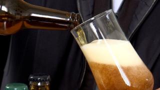 Băutura preferată a românilor se scumpeşte. Vom plăti mai mult pentru fiecare doză sau sticlă de bere cumpărată