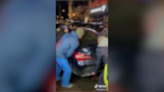 Pasagerii unui autobuz au mutat cu mâinile goale o mașină parcată care le bloca drumul, în Poiana Brașov