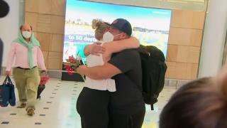 Australia și-a redeschis granițele pentru turiștii străini după 2 ani. Oamenii s-au sărutat de fericire pe aeroport. VIDEO