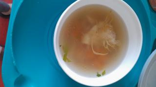 Cum s-a ajuns la supă de găină cu pene dată pacienților, la Spitalul Baia Mare. Suma ridicolă decontată de stat, pentru hrană