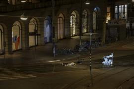 Luare de ostatici cu final neobişnuit în Amsterdam. Poliţiştii au reuşit să anihileze atacatorul după ce au dat cu maşina peste el