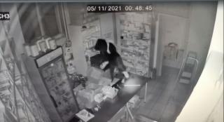 Primele imagini cu fostul polițist din Vaslui, hoț profesionist, de la o spargere la o farmacie. A plecat cu un seif cu 18.000 de lei