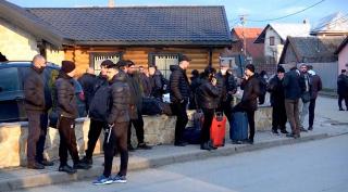Aproape 1.000 de ucraineni au intrat în România, doar prin Maramureş. Unii au fugit atât de repede încât nici nu ştiau ce au pus în bagaje
