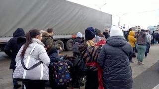 Exodul ucrainenilor. Primii refugiaţi sosesc în România, de teama războiului au făcut cozi la granițele țării
