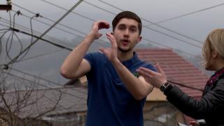 "De ce mă filmează? Şterge, acum!". Un marocan a atacat o echipă de jurnaliști, după ce și-a bătut iubita, în Cluj Napoca