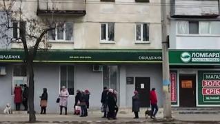 Magazinele și benzinăriile din Mariupol, luate cu asalt. La primul sunet al rachetelor, ucrainenii s-au retras în adăposturi: "Aici am stat în 2014 şi în 2015"