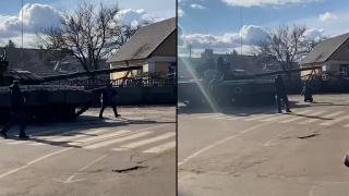 Localnicii din Bahmaci se aruncă în faţa tancurilor ruseşti încercând să le oprească: "Nu sunteți bineveniţi aici!"