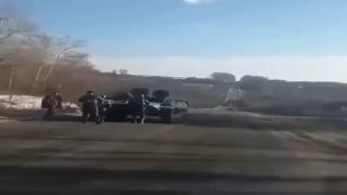 Soldaţi ruşi, luaţi la mişto de un ucrainean, după ce tancul lor a rămas fără combustibil. "Vă tractez înapoi în Rusia?"