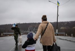 "Am fost nevoită să-mi părăsesc părinţii". Durere fără margini pentu o femeie, silită să-şi lase în spate familia în fuga din calea războiului