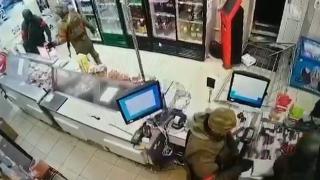 Războiul disperării: Soldați ruși, surprinși de camerele de supraveghere în timp ce furau dintr-un magazin