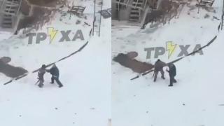 VIDEO. Ucrainean, filmat într-o luptă corp la corp cu un soldat rus înarmat. Scene de groază la Harkov