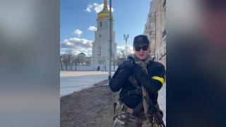 Cel mai cunoscut cântăreţ de hip hop din Ucraina a postat un filmuleţ în care interpreta o melodie dedicată ţării sale chiar de pe câmpul de luptă