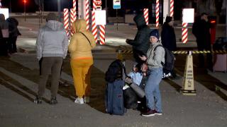 Mărturiile ucrainenilor care au reuşit să fugă din calea războiului: "A devenit totul un haos. Am fost foarte speriaţi, nu am reuşit să dormim"