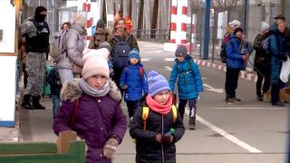 Imagini ale disperării: Mamele trec graniţa ţinându-şi strâns în braţe copiii, după ce soţii au rămas să lupte pentru ţară. "Plecăm cu lacrimi pe obraz"