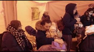 Tot mai mulţi refugiaţi şi la vama Isaccea. Bacul trece pe partea ucraineană şi aduce la un transport 2.000 de persoane