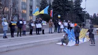 Republica Moldova, solidară cu Ucraina. Zeci de oameni s-au adunat în faţa Guvernului din Chişinău pentru a-şi arăta susţinerea faţă de ucraineni