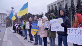 Moldovenii îşi arată susţinerea faţă de ucraineni. Au scandat pentru libertate şi au realizat un mărţişor al păcii în centrul Chişinăului