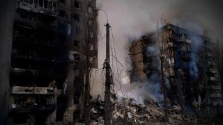 Civilii luptă cot la cot cu militarii pentru a apăra Kievul. La doar 30 de km îi pândeşte un pericol uriaş