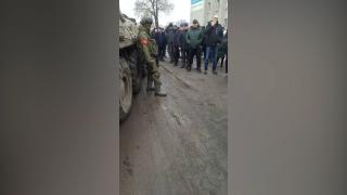 Un soldat rus a fost încercuit de locuitorii oraşului Harkov, în a şaptea zi de război. ”Plecaţi în Rusia, nu aveţi ce căuta aici!”