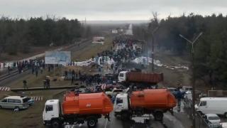 Baricade la Centrala Nucleară Zaporojie, cea mai mare din Europa. Ucrainenii au blocat drumul să-i oprească pe soldații ruși