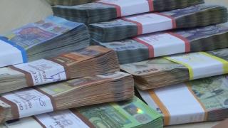 Românii se înghesuie să cumpere euro de teama războiului: "Nu au băncile să ne dea euro"