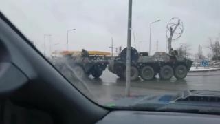 Două TAB-uri s-au ciocnit într-un sens giratoriu, în Galaţi, în drum spre un poligon militar - VIDEO