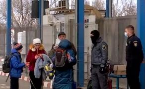 Un milion de ucraineni au fugit deja din calea ruşilor. Refugiaţii beneficiază de transport gratuit cu trenul şi cu avionul