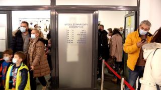Testul răbdării şi al nervilor: Românii se înghesuie la cozi pentru a-şi elibera paşaportul. Programul de lucru cu publicul a fost prelungit