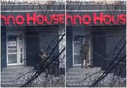 Soldat rus, învins de o uşă. Momentul în care militarul se face de râs încercând să intre cu forţa într-un magazin