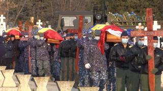 Şapte din cei opt militari morţi în tragedia aviatică din Constanţa, conduşi pe ultimul drum: "Să le păstrăm vie lumina pe care au lăsat-o după ei"