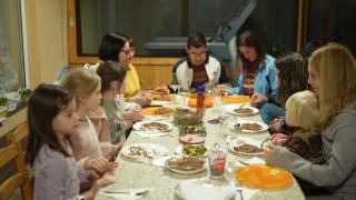 "Vrei să ajuţi, pur şi simplu asculţi de inima ta". Florin şi Adina, eroi pentru mame străine. Şi-au deschis casa pentru refugiaţii din Ucraina